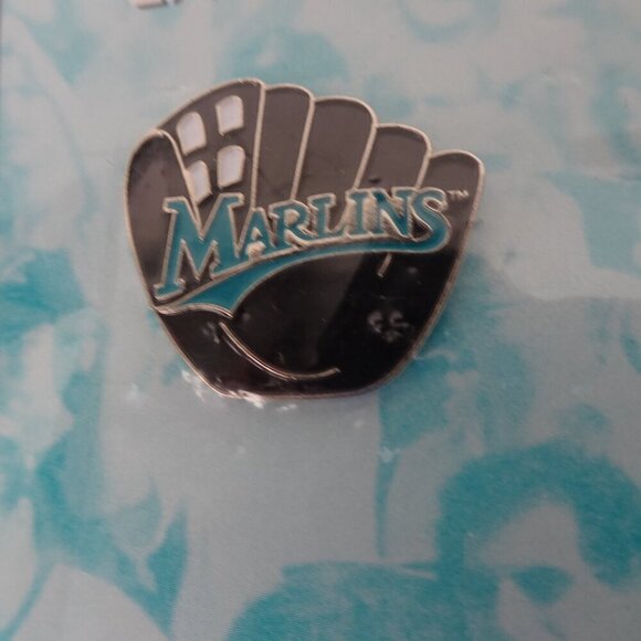 4 FLORIDA MARLINS /MIAMI MARLINS Lapel Pins 1997 2000 2001 - Picture 8 of 11